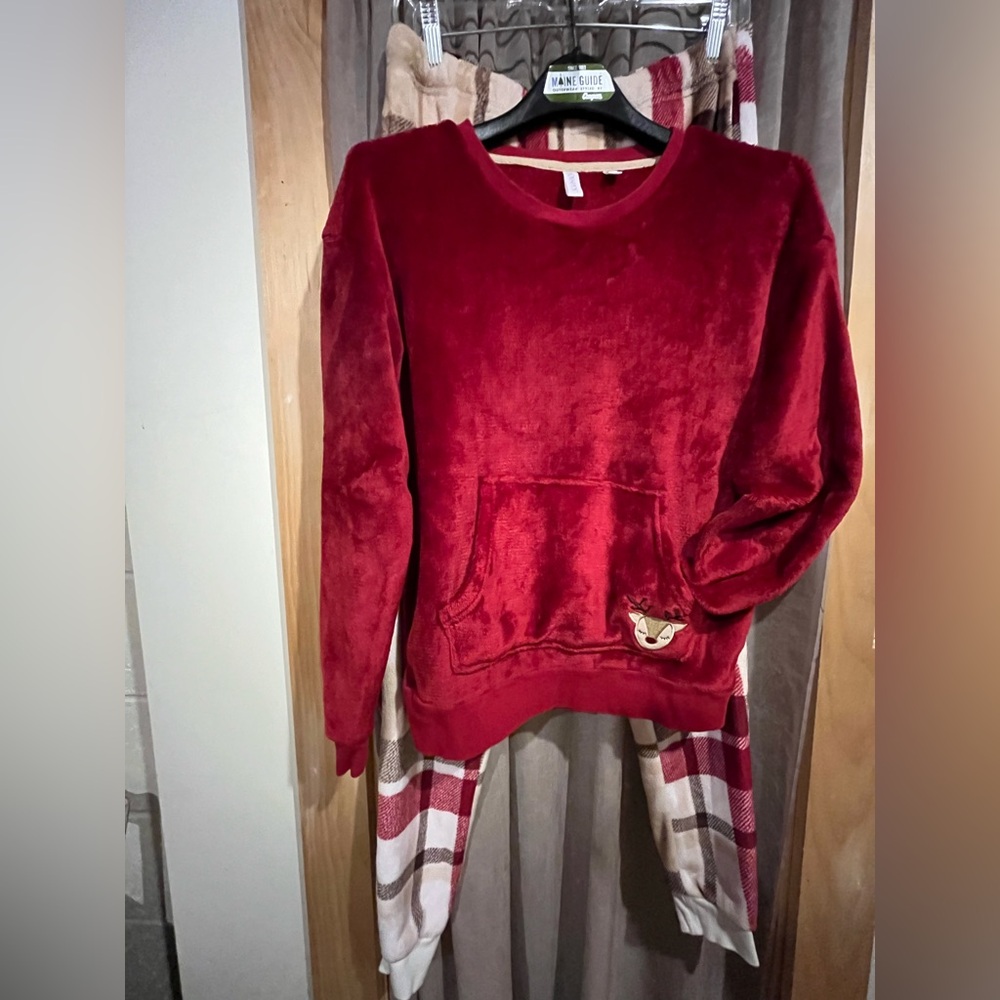 Fleece lounging top and bottom set.